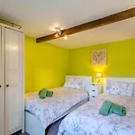 5 Bed In Oc-e30404 Holiday home